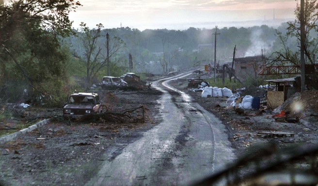 匿名美國官員透露，俄軍恐在數周內拿下烏東盧甘斯克（Luhansk）地區，北頓內茨克（Severodonetsk）及里斯查斯克（Lysychansk）2座城市有可能在一周內淪陷。圖為北頓內茨克前線8日的畫面。（圖／美聯社）