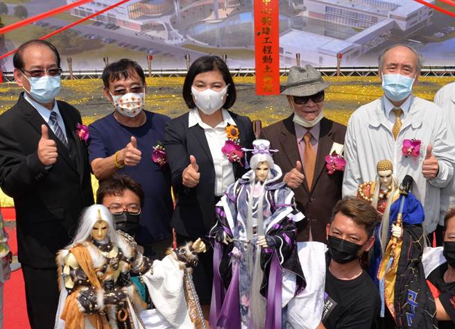 云林布袋馆去年3月12日动工时，黄文择（后排左二）与其父黄俊雄（后排右二）都受县长张丽善（后排中）之邀出席持铲动土，当时健康状况看起来还好。（周丽兰摄）