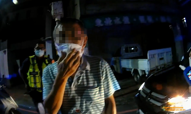 高雄一名男未戴安全帽酒驾求情遭拒，竟怨警:做人太超过。(苏育宣翻摄)