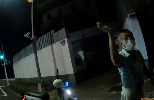 高雄一名男未戴安全帽酒驾求情遭拒，竟怨警:做人太超过。(苏育宣翻摄)