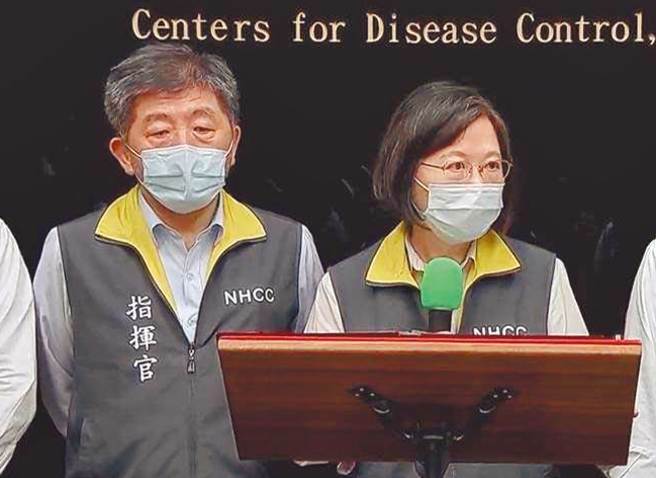 图为总统蔡英文（右）、卫福部部长陈时中（左）。（图/指挥中心提供）