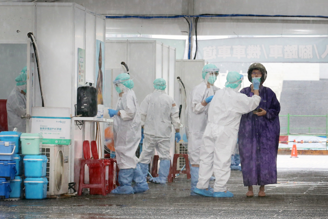 民眾确诊康復后仍应注意身体状况，快筛1条线不代表百分之百没事。（范扬光摄）