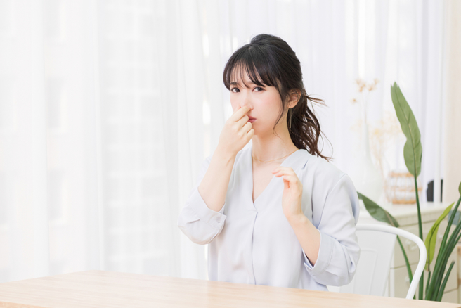 新北一名人妻发现丈夫身上有陌生的香水味，询问之下才得知丈夫出轨。（示意图／Shutterstock）