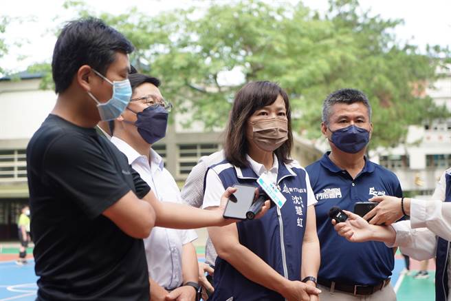 新竹市副市长沈慧虹（中）自从被传出可能参选新竹市长后，就遭人抹黑，她今天稍早受访表示，柯总召与林市长都给予很大的鼓励，她一定会「勇往直前」。（陈育贤摄）
