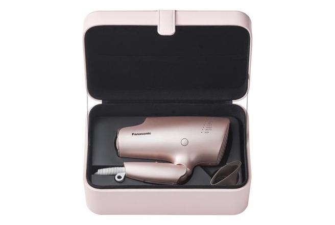 （台北晶華「機+酒」專案再進化，住房即贈房客美髮界票選第一名的美容家電、市售價格近萬元的「Panasonic極潤奈米水離子吹風機」精裝版」。圖／台北晶華酒店提供）