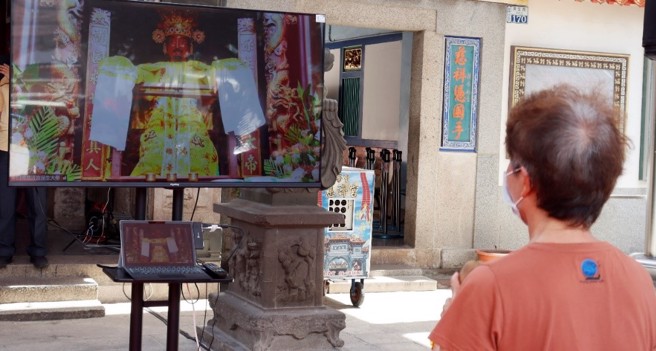 信眾透过视讯向白礁慈济祖宫保生大帝求药籤。(图／太阳星网路科技公司提供)