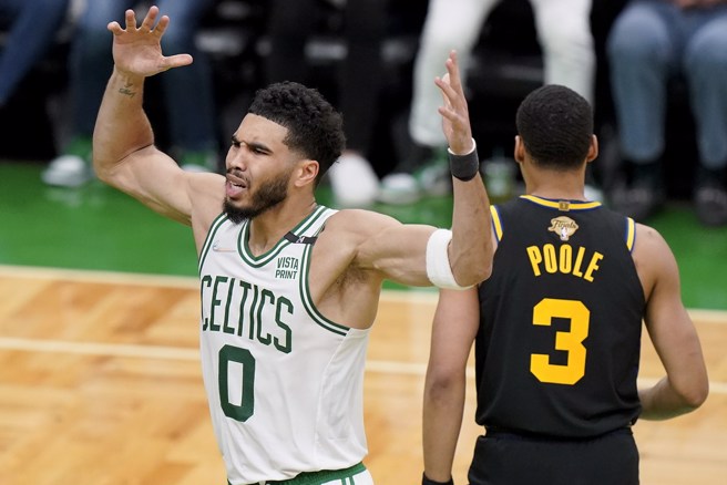 塔图(左)今年季后赛已经快速累积91次失误了。(美联社资料照)