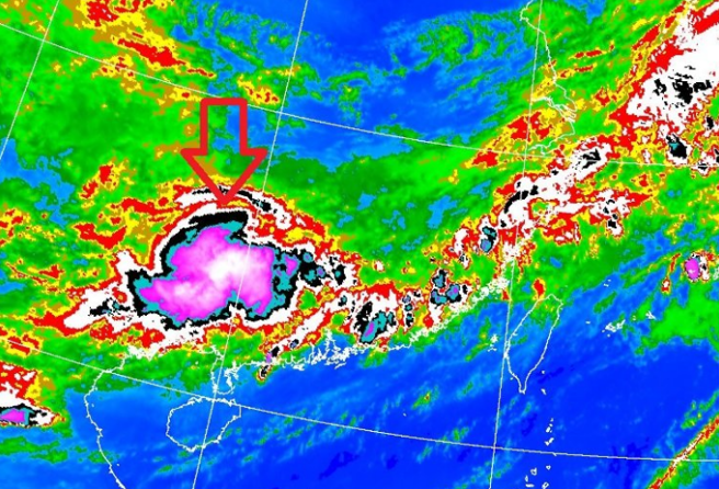 鄭明典分享一圖，巨大對流系統正在華南一帶發展。（翻攝鄭明典臉書）