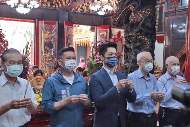 立委蔣萬安今前往松山進安宮參拜。（立委蔣萬安辦公室提供／游念育台北傳真）