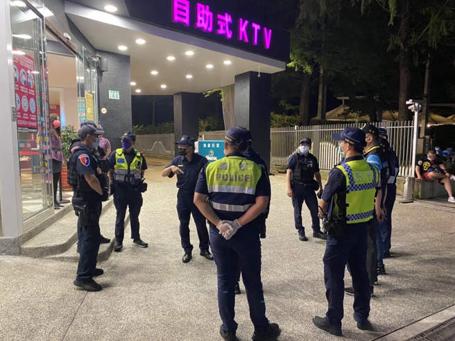 因昨（12日）林口分局辖区发生KTV附近聚眾斗殴与开枪案件，警方加强深夜易生聚眾滋事治安要点周边实施重点盘查。（图／警方提供）