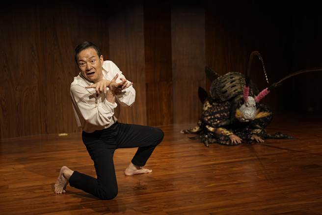 国家文艺奖得主吴兴国即将再现「一人多角」绝活，演出独角戏代表作《蜕变》，并携手弟子朱柏澄演出，师徒扮演同一个角色，一名睡醒变成一只虫的年轻人。（当代传奇剧场提供）