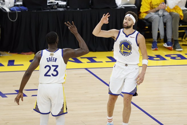 克雷湯普生(右)明天迎接ACL撕裂3周年。(美聯社資料照)