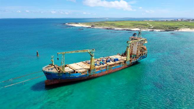 FORTUNE(信燕轮)搁浅吉贝海域。(航港局提供)