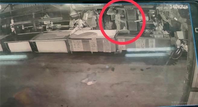 蔡男三度到鸡肉摊行窃，徒手破坏冰箱偷鸡肉。（翻摄照片／崔正纲高雄传真）