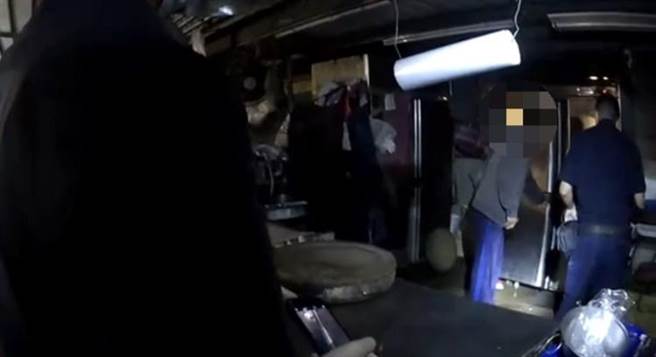 警方与老板娘一同逮捕蔡男。（翻摄照片／崔正纲高雄传真）