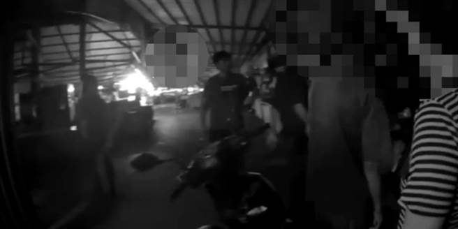 老板娘（右）见冰箱锁头被蔡男破坏，气的破口大骂「新的冰箱，又被他开坏了!」。（翻摄照片／崔正纲高雄传真）