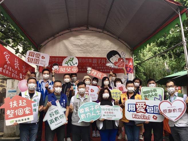 南台中家扶周末举办夏季爱心市集活动，号召民眾以铜板价消费做公益，台中市议员林祈烽与立委张廖万坚也号召在地企业，携手捐款作为家扶急难救助金。（服务处提供／谢琼云台中传真）