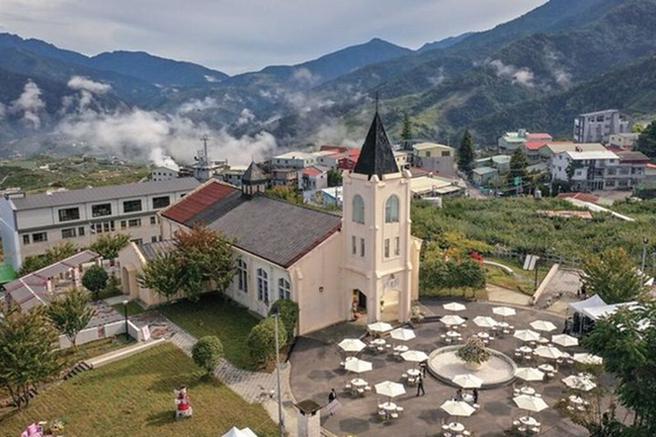 梨山耶稣堂具有歷史纪念价值与建筑特色，整修过程中发现教堂内红桧木屋顶天花板已少见。　图：参山国家风景区管理处／提供