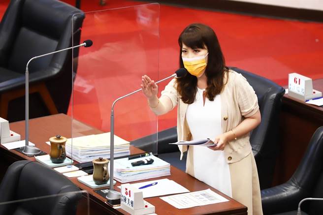 國民黨高市議員陳美雅也痛批，6月11日高雄確診數來到1萬3023例創新高，打臉民進黨中央口中的「防疫模範生」陳其邁。（柯宗緯翻攝）