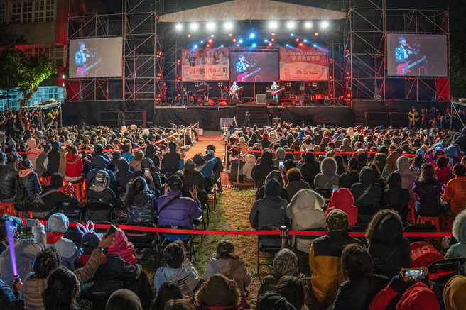 后龙小镇美食音乐节邀来动力火车献唱，现场挤进上万人潮。(图/后龙镇公所提供)