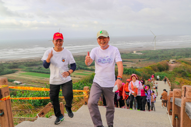 后龙山海景观超疗癒，健行活动年年吸引数千人来参与。(图/后龙镇公所提供)