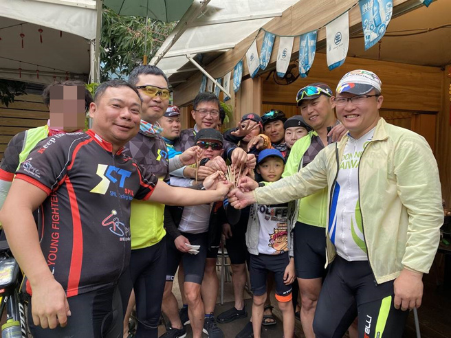 硅品公司有20个社团，大多是各类运动型社团，让员工兼顾工作与生活。（硅品公司提供）