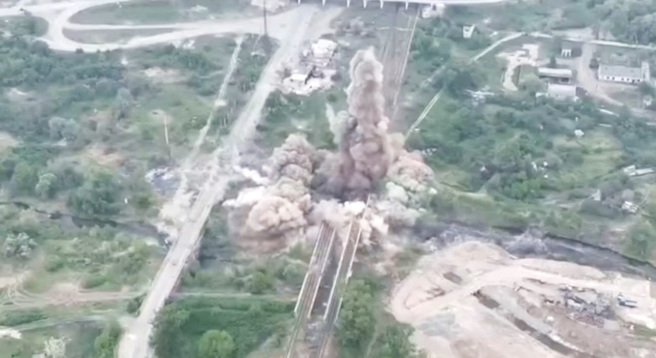 美國戰爭研究所（Institute for the Study of War）評論，俄軍摧毀北頓內茨克（Sievierodonetsk）聯外橋樑的作法並不值得。圖為烏軍5月炸毀北頓內茨克2座浮橋的畫面。（資料照／路透社、烏克蘭武裝部隊提供）
