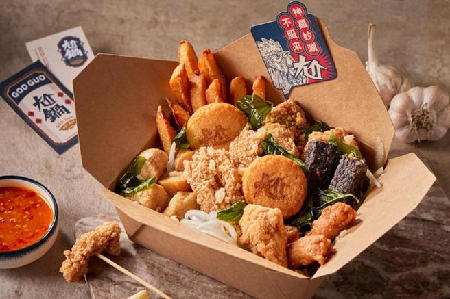 （王品集团「尬锅」推出的「台式摇滚炸盒」，号称拥有满满的台味小确幸。辛拌麻辣烫、川辣牛肉麵同步爽辣上市。图／王品集团提供）