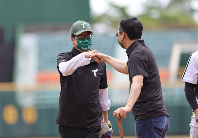 高雄市长陈其迈为台钢雄鹰测试会开球。（台钢雄鹰提供）