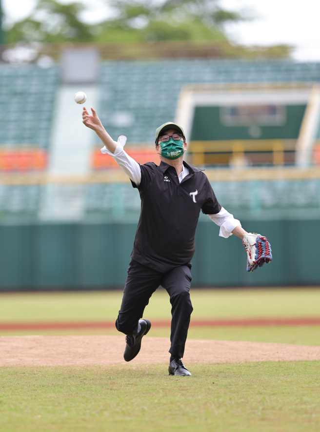 高雄市长陈其迈为台钢雄鹰测试会开球。（台钢雄鹰提供）