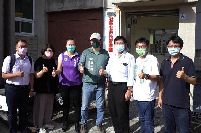 民眾对公托需求量大，民进党立委邱志伟（中）希望能增加公托机构。（邱志伟服务处提供／林瑞益高雄传真）