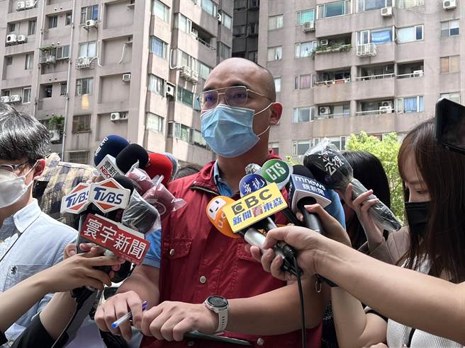 新北市消防局消防宣导科专员陈颢丰强调，这段期间都主动邀请恩恩爸到消防局听取录音檔，比对译文，消防局绝无隐匿。（李奇叡摄）