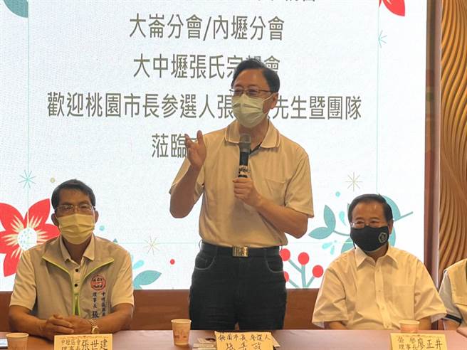 国民党桃园市长参选人张善政(中)说有和党主席朱立伦用简讯联繫。(吕筱蝉摄)