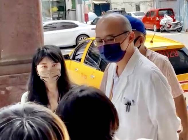 聖功醫院感染科主任賴炳彰表示，產後嬰兒即送至嬰兒室，至11日出院前皆未離開。11日家屬辦理出院，轉至其他產後護理機構時回報新生兒快篩陽性，12日召回相關人員做PCR採檢，晚間10點多報告結果出爐全為陰性，目前感染源不明。（聖功醫院提供／袁庭堯高雄傳真）