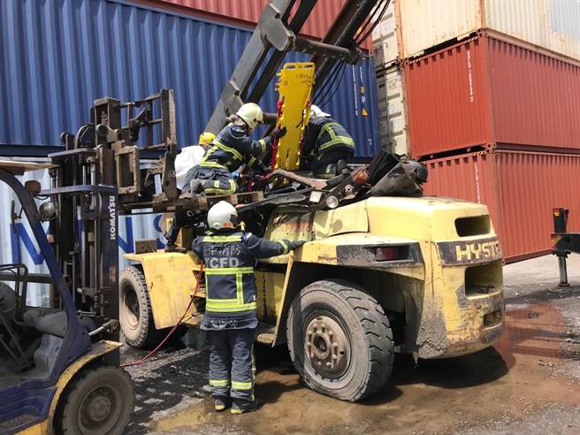 堆高机驾驶陈姓男子头部被油压杆压住，人已明显死亡。（台中市消防局提供）