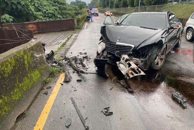 1輛黑色賓士車昨下午4時許駛經新店溪洲路、安業街口時自撞護欄，33歲的楊姓駕駛未受傷，肇事後自行離開現場。（警方提供／李奇叡新北傳真）