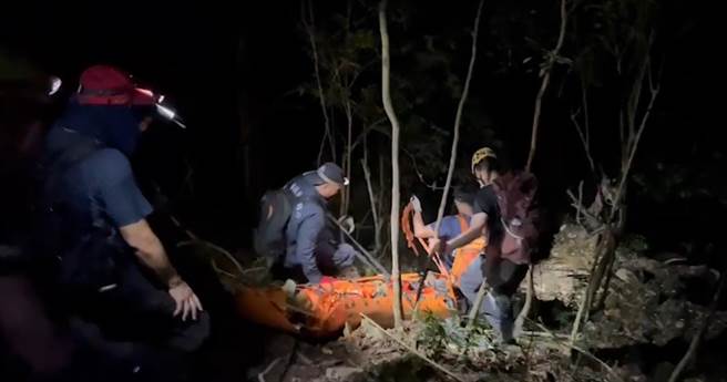 29岁江姓男子日前与友人到石山秀湖登山，江男在中段特生货柜屋登山道附近疑似高山症发作。警消获报后上山搜救，于13日凌晨将他送往旗山医院医治。（翻摄照片／林瑞益高雄传真）
