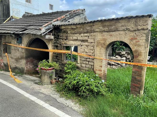 和美镇还社社区，就是彰化知名景点卡里善之树、彩虹伞巷，由在地制伞业者打造，但因为大雨让三合院的土埆砖厝坍塌，因此县府投入翻新，铺设草皮，提升场域绿化。（县府提供／吴建辉彰化传真）