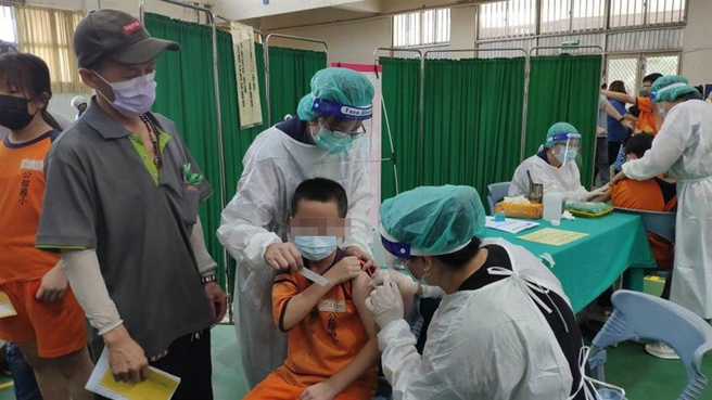 苗栗全县5到11岁应施打户籍儿童3万3348人。（李京升摄）