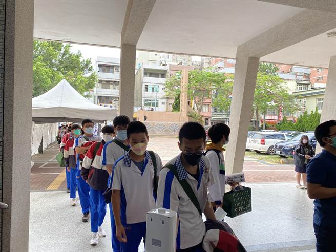 苗栗13日起高中以下各级学校恢復实体上课。（苗栗县府提供／李京升苗栗传真）