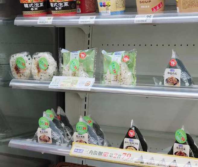 有网友指出，御饭糰两口就吃完了，有打折才会考虑买。(翻摄自 PTT)