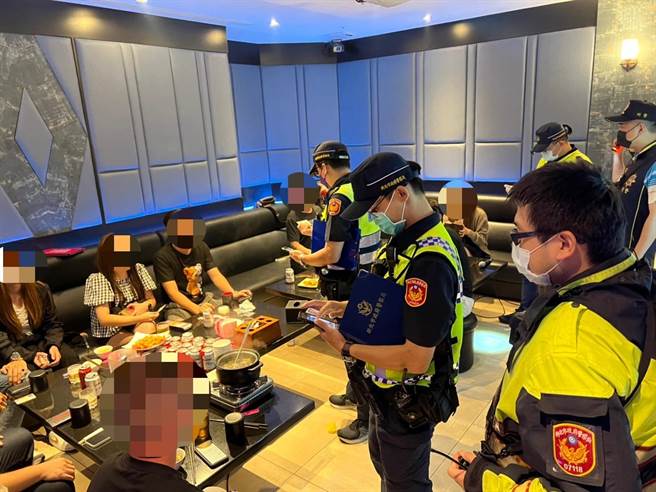 针对昨日清晨发生的聚眾斗殴事件，林口警方昨天晚间针对辖内易滋事KTV执行强力临检。（警方提供）