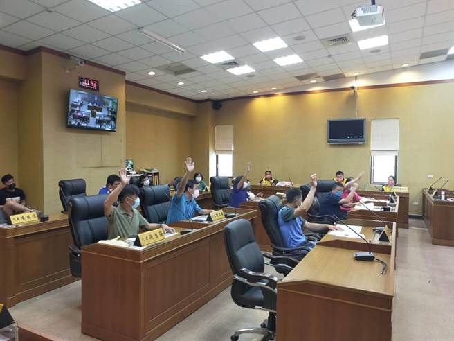 彰化县田中镇民代表会今提案通过，打头阵决议今年选举所有公共场所一律禁止候选人插旗，杜绝过每逢选举满街旗海飘扬的乱象。（公所提供／吴建辉彰化传真）