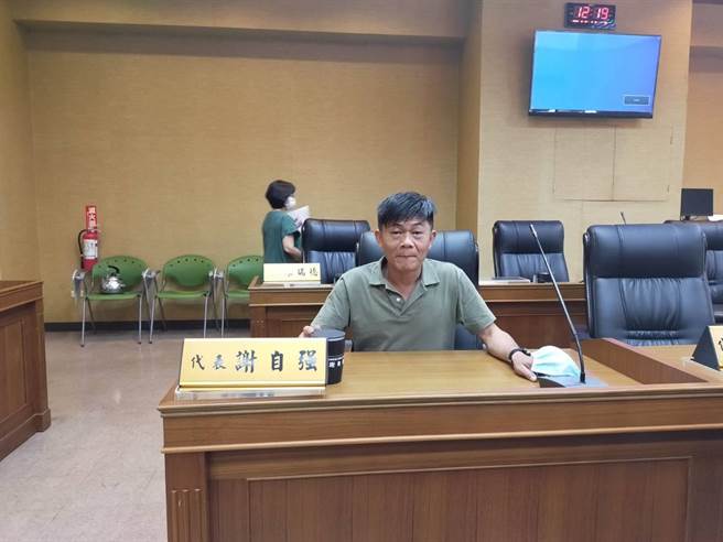 田中镇代表会代表谢自强在2018年时率先提案，谢自强说，基于环保、行车安全、以及时代的变迁，传统的旗帜与布条都会被淘汰，所以让影响交通安全及环境整洁的旗帜消失，相信是多数人的期待。（公所提供／吴建辉彰化传真）