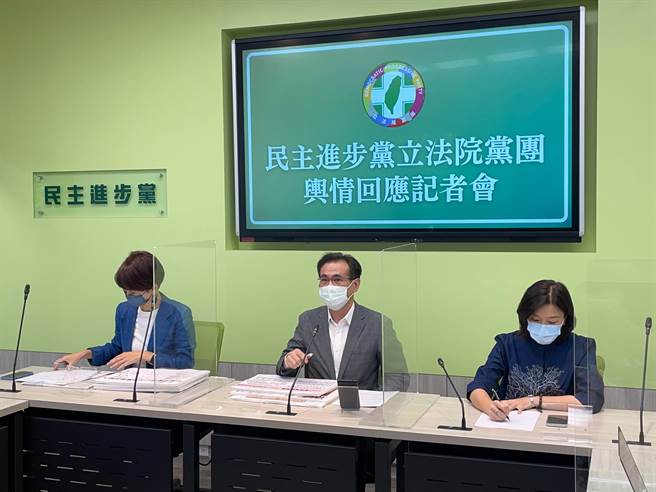 民进党立法院党团今（13日）举行记者会回应舆情时事。（叶书宏摄）