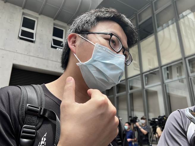 恩恩爸今天再到消防局重听录音，要求说明。（李奇叡摄）