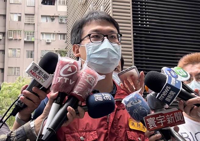 新北市消防局救灾救护指挥中心主任李宇松表示，新北市确实有按照中央指引行事。（李奇叡摄）
