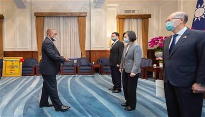 蔡英文总统今天上午接受史瓦帝尼王国新任驻臺特命全权大使蒙西比呈递到任国书(总统府提供)