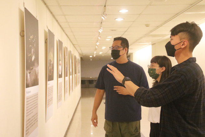 弘光科大文创系校友林庭纬(右)、王诗云(中)回校展览，向副主任吴振廷(左)介绍作品