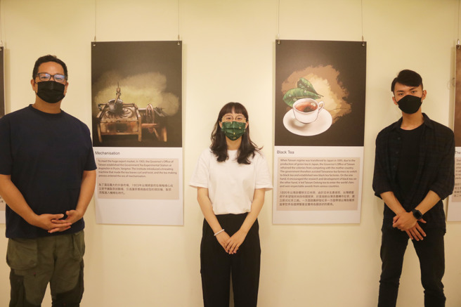 弘光科大文创系校友林庭纬(右)、王诗云(中)回校展览，与副主任吴振廷(左)合影